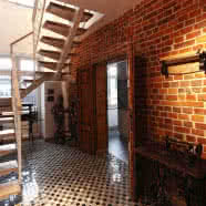 Ten ceglany dom zyskał nowe życie! Nie uwierzysz, jak dziś wygląda!