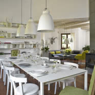 Jasny i nowoczesny - dom odbudowany ze zgliszczy