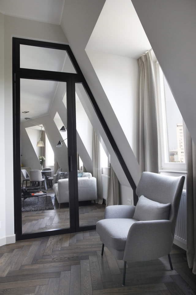 Szklana ścianka działowa w mieszkaniu na poddaszu