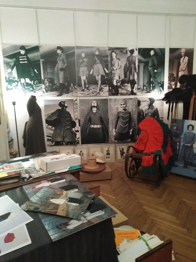 pracownia, fotel bujany na tle zdjęć modele