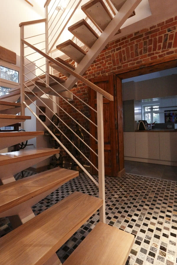 W holu zachowano ceglane Ściany. Niezwykłą...