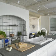 Wystrój sypialni jest ciemniejszy i bardziej...