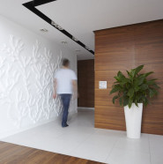 Szklana mozaika i koralowiec - niezwykłe białe ściany w mieszkaniu