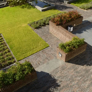 Dlaczego warto wybrać kostkę brukową do ogrodu i na taras?