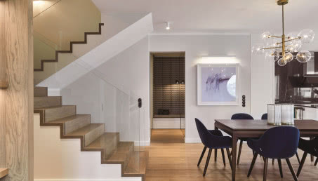 Dwupoziomowy apartament na Kabatach. Powstał z trzech małych mieszkań!