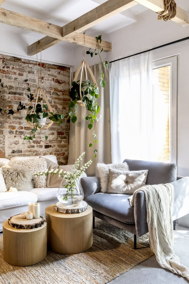 Salon z cegłą na ścianie