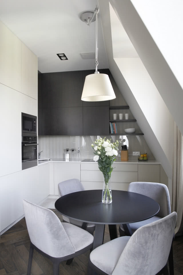 Minimalistyczna kuchnia z okrągłym stołem