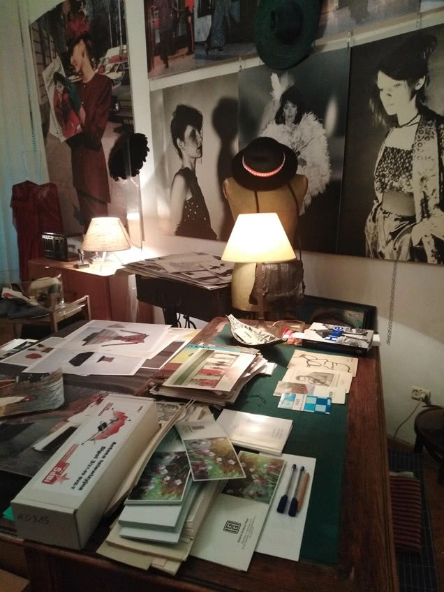 na stole lampka i rozłożone szkice