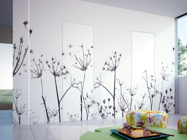 drzwi ukryte w ścianie, motyw roślinny na ścianie, pufy, stolik