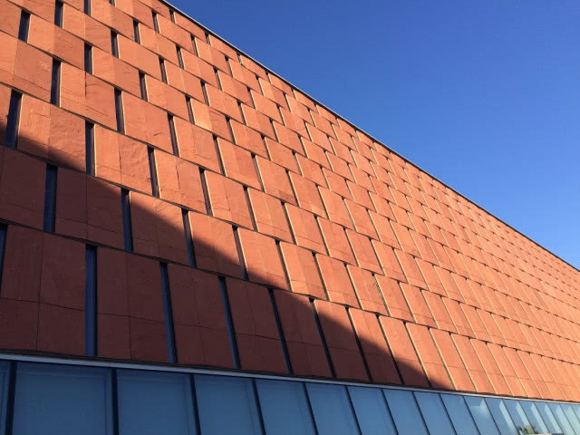 fasada z bliska, czerwone płytki