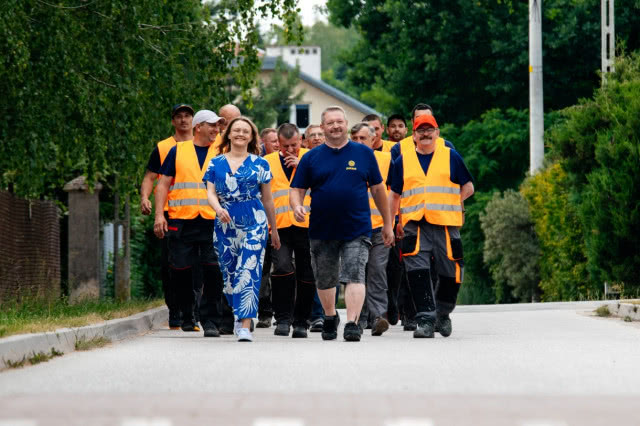 ekipa w pełnym składzie, na przedzie idzie pan Wiesław