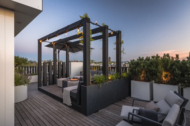 czarna solidna pergola na tarasie