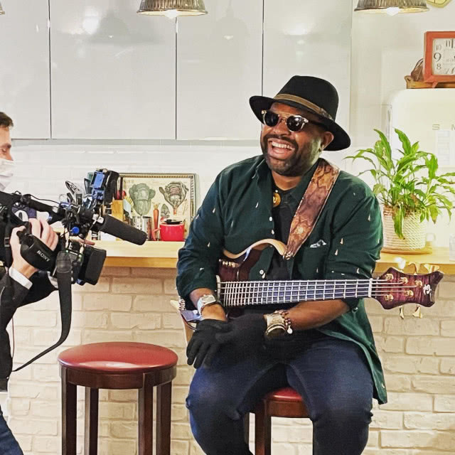 czarnoskóry mężczyzna w gitara przed kamerą