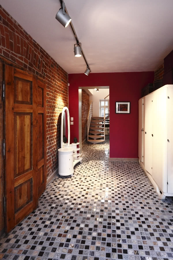 Na tle ceglanych ścian i różnobarwnej mozaiki na...