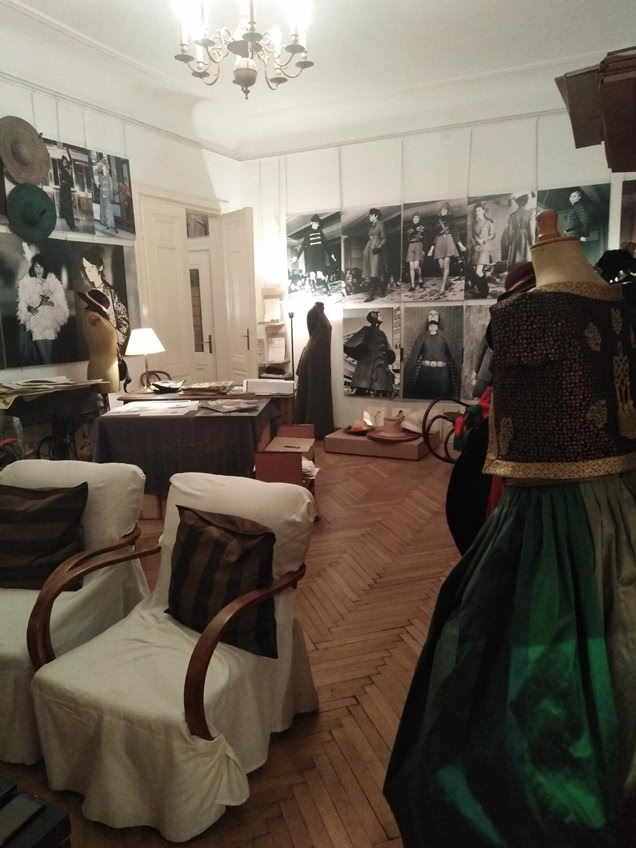Hase projektowała stroje do filmów, do teatru i...