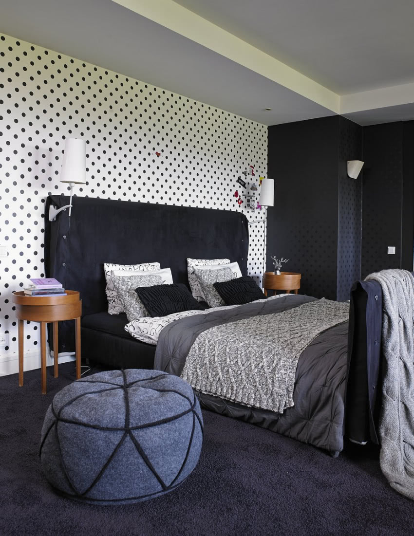 Wystrój sypialni jest ciemniejszy i bardziej...