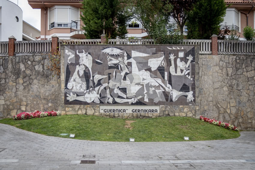 Mural "Guernicy" w Maladze. 
