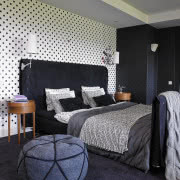 Wystrój sypialni jest ciemniejszy i bardziej...