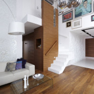 Szklana mozaika i koralowiec - niezwykłe białe ściany w mieszkaniu