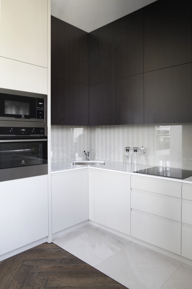 Minimalistyczna kuchnia w czerni i bieli
