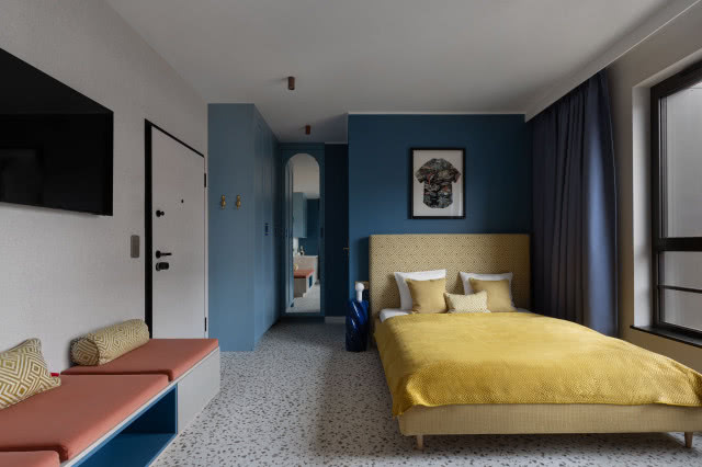 żółte łóżko sypialnia w kawalerce