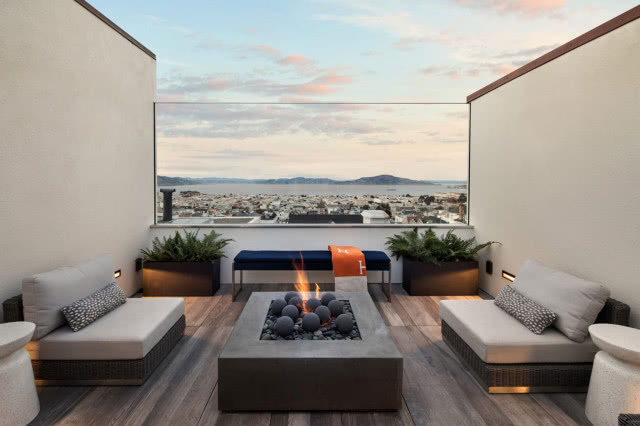 gazowy kominek na środku tarasu