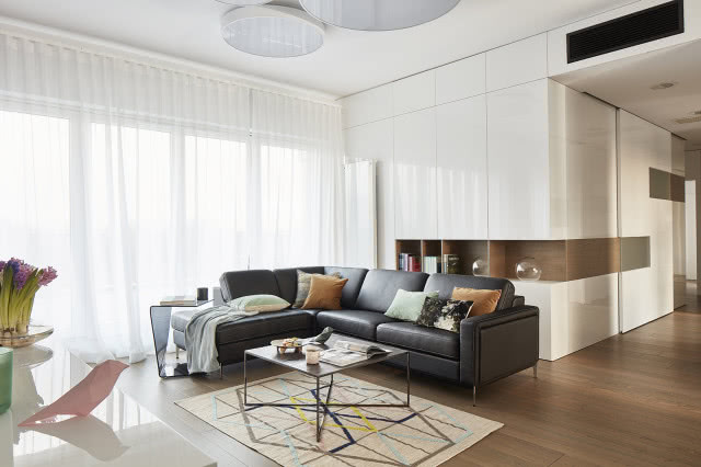 Dobrze oświetlony salon