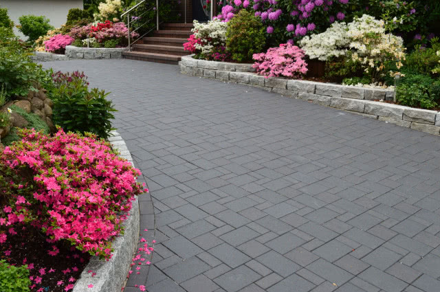 Kostka brukowa Milano O, rabaty z kwiatami kwitnącymi, azalie, redodendrony, schody, poręcz