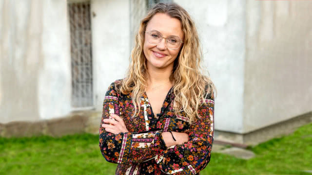 Architekta, portret, nosi okulary, blondynka w brązowej bluzce