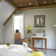 Wystrój sypialni jest ciemniejszy i bardziej...