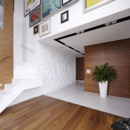 Szklana mozaika i koralowiec - niezwykłe białe ściany w mieszkaniu