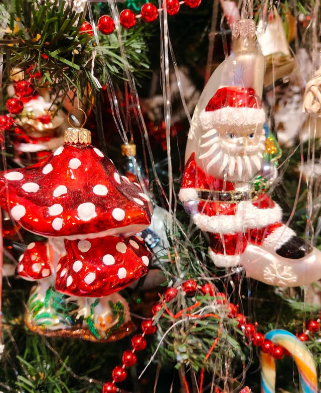 Polskie bombki i ozdoby choinkowe z czasów PRL