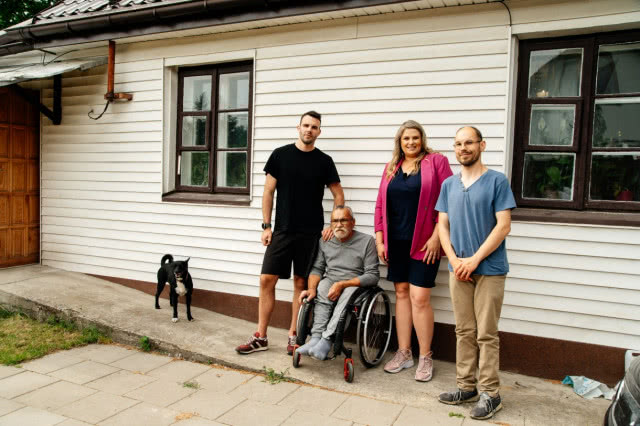 Dom pana Zbigniewa w Piasecznie przed remontem. Na wózku pan Zbigniew z synami oraz Ela Romanowska