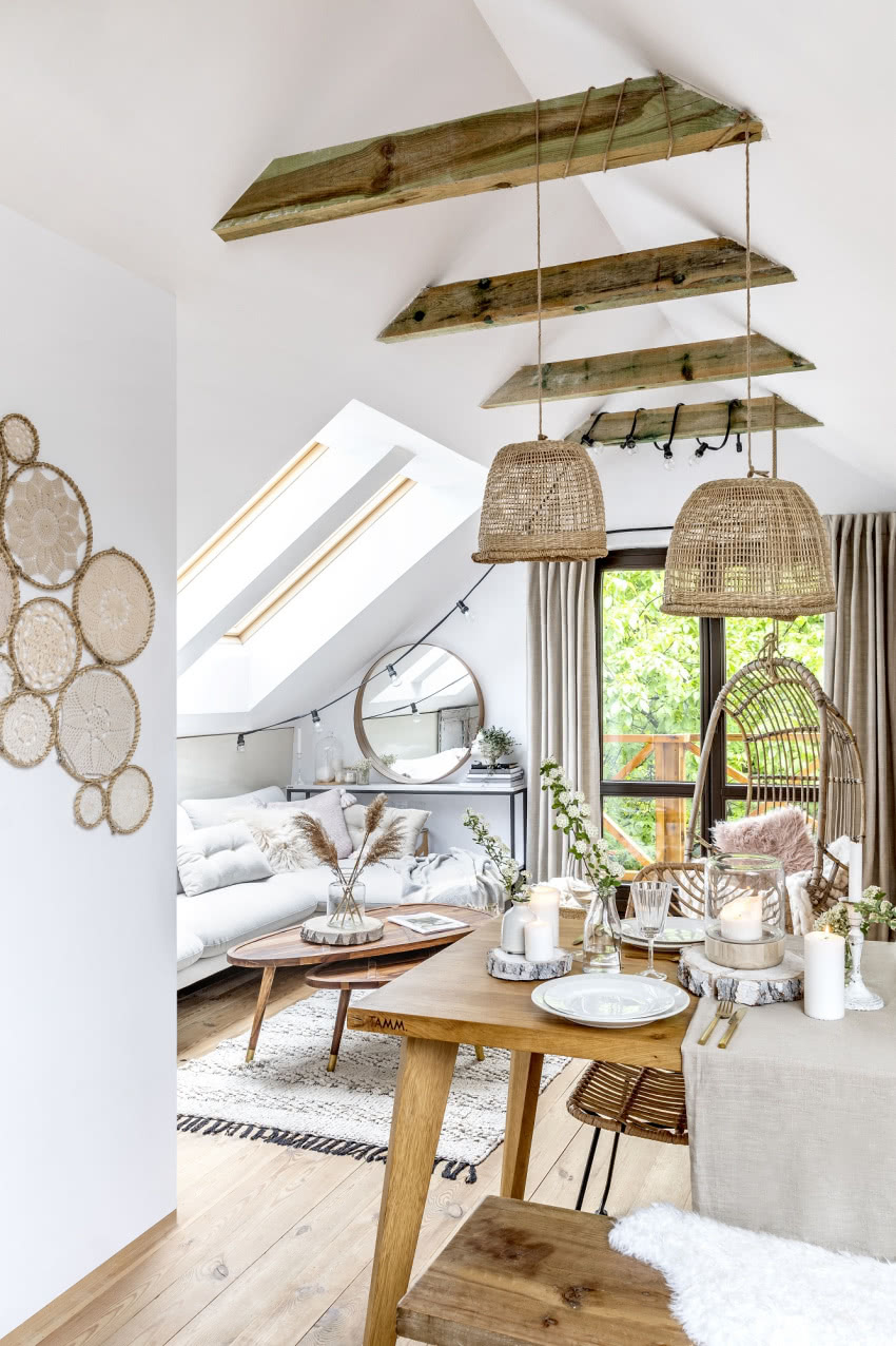 Światło, które wpada przez duże okna
jest...