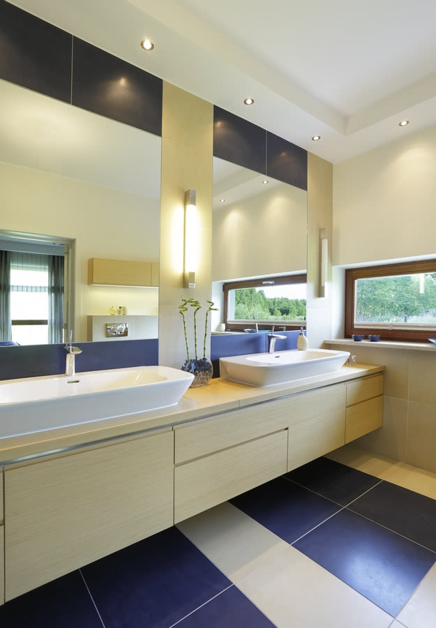 Łazienkę rodziców rozświetla podłużne poziome...