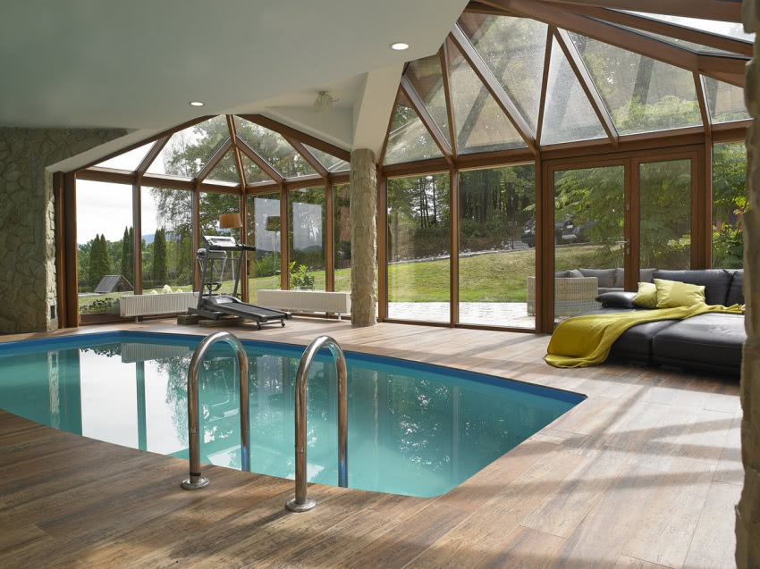 basen pod przeszkloną konstrukcją zdaje się być...