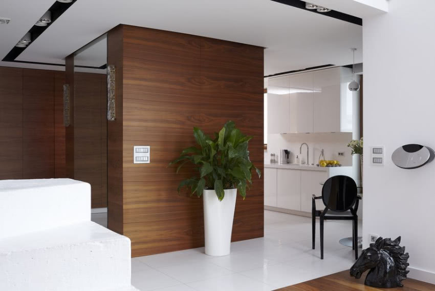 Część ścian w holu również pokryła orzechowa...