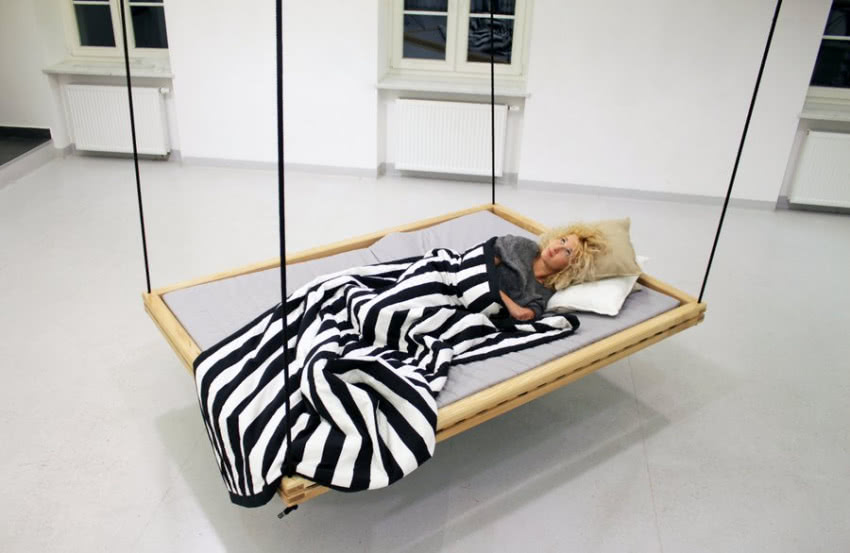 Podwójne, podwieszane łóżko, to jeden z...