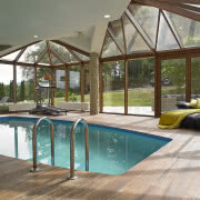 Wystrój sypialni jest ciemniejszy i bardziej...