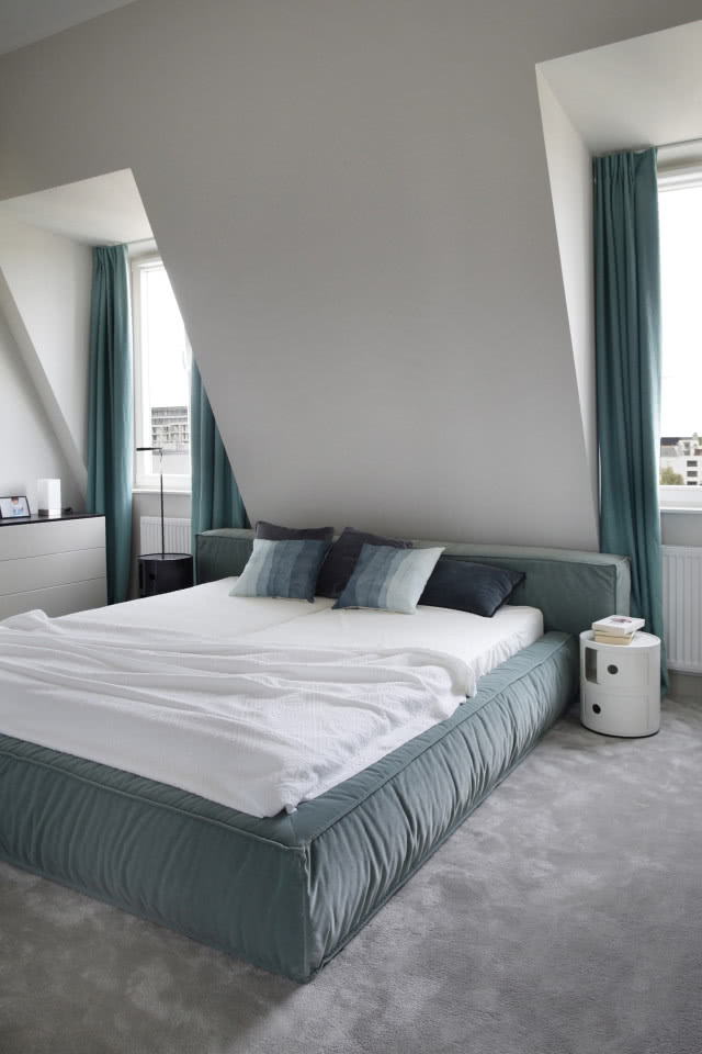 Błękitne łóżko sypialniane ze stolikiem Kartell