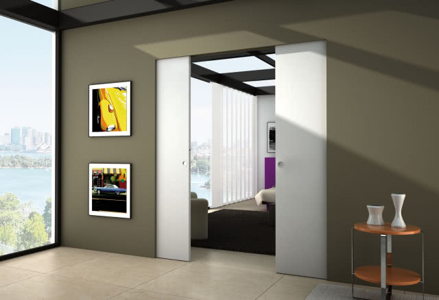 drzwi przesuwne bez ościeżnic, stolik kawowy, wazony, obrazy, sypialnia