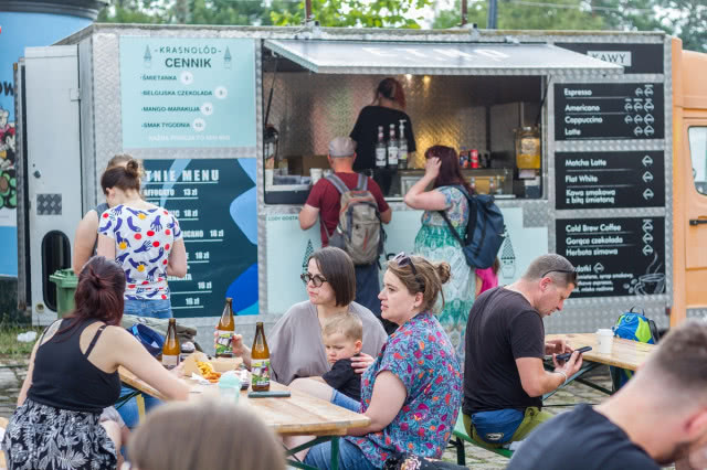 food track i kłębiący się ludzie