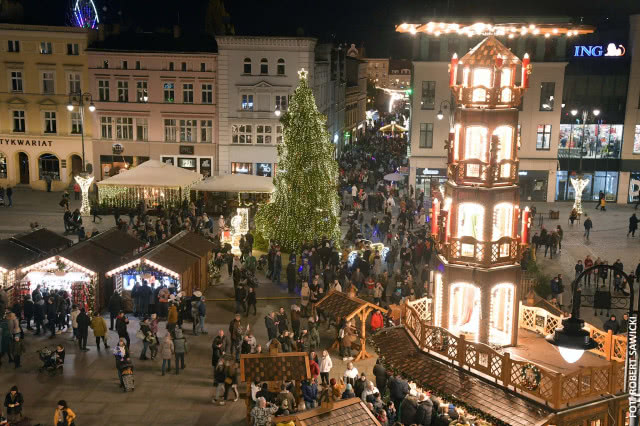 na pierwszy planie piramida