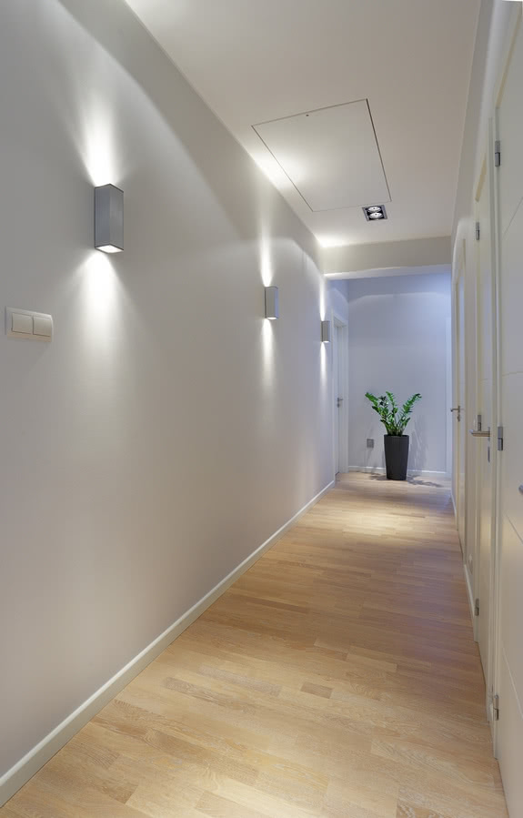 W korytarzu główną ozdobą jest światło.