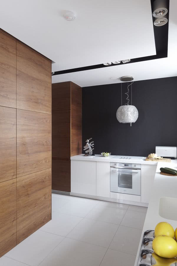 Biała kuchnia z szafkami na wysoki połysk,...