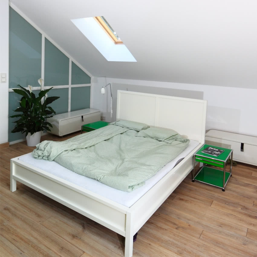 W sypialni biel urozmaicają zielone akcenty -...