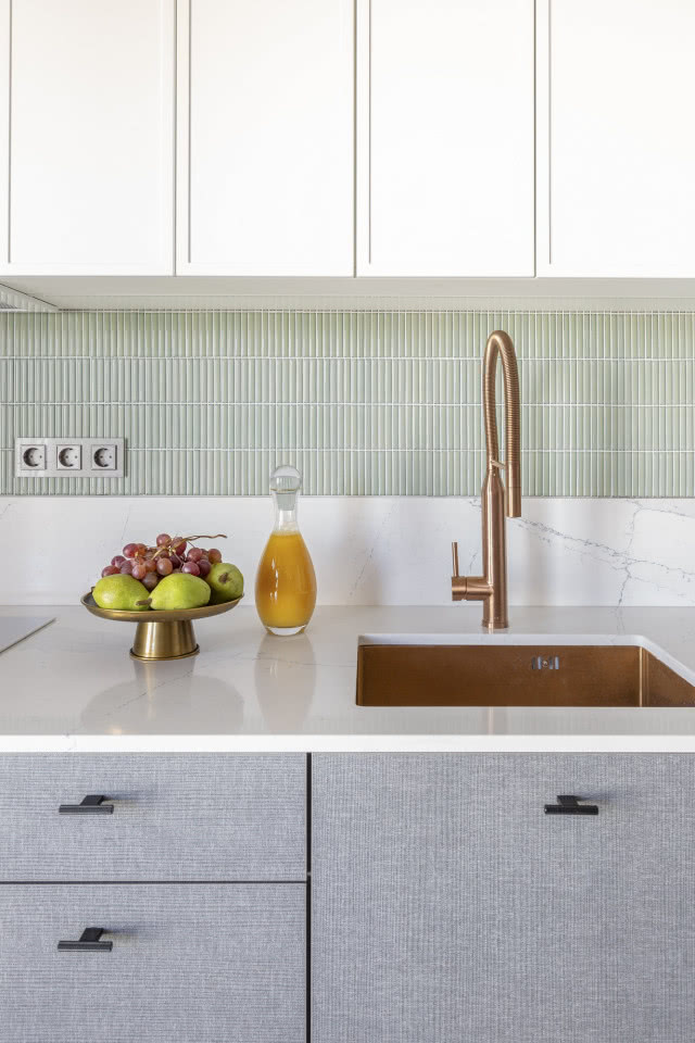 Biała kuchnia z miętowymi płytkami