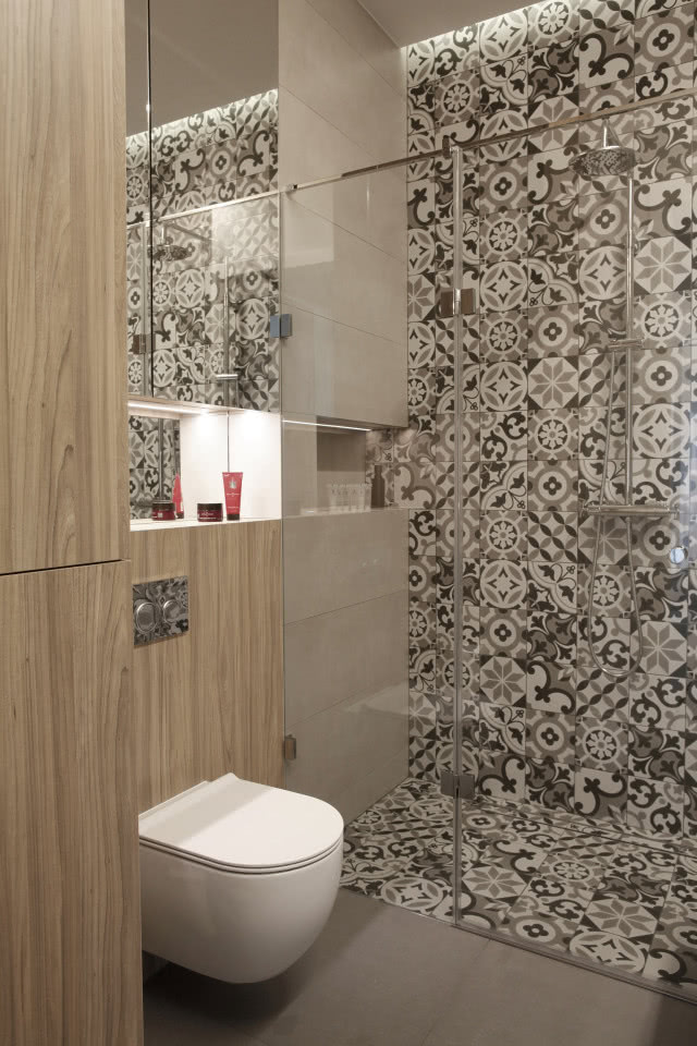 Łazienka z płytkami we wzory