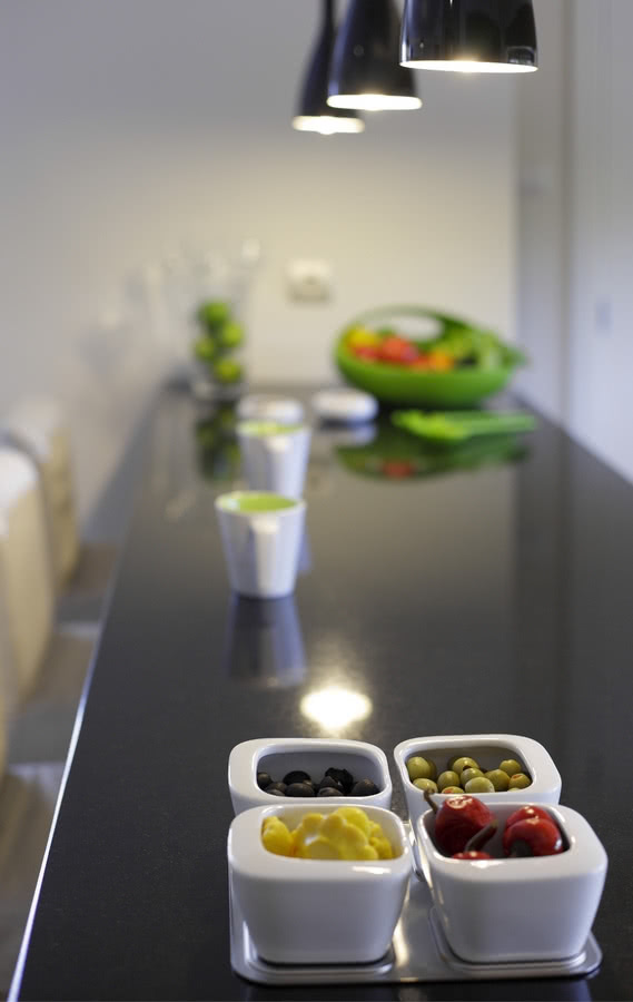 Kuchenny blat z czarnego granitu.