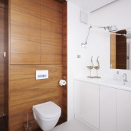 Szklana mozaika i koralowiec - niezwykłe białe ściany w mieszkaniu